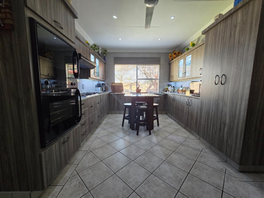 8 Bedroom Property for Sale in Grimbeeck Park North West